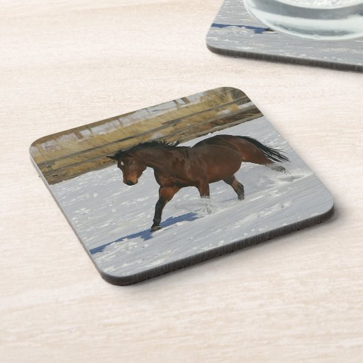 雪の純血種の馬のランニング コースター (左側)