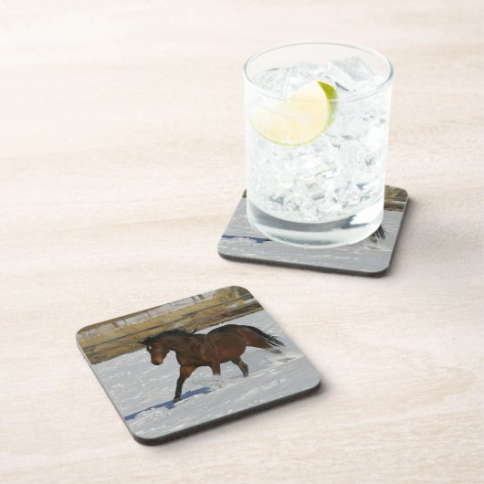 雪の純血種の馬のランニング コースター (右側)