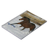 雪の純血種の馬のランニング ノートブック (左側)