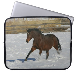 雪の純血種の馬のランニング ラップトップスリーブ
