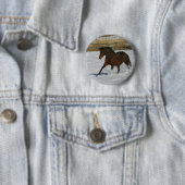 雪の純血種の馬のランニング 缶バッジ (インサイチュ)