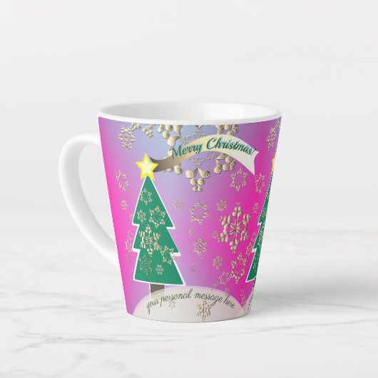 雪の紫のブロンズのクリスマスツリーシーン カフェラテマグ (左アングル)