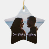 雪の紫を私たちの初めてのクリスマス セラミックオーナメント (正面)