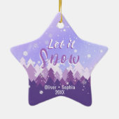 雪の紫を私たちの初めてのクリスマス セラミックオーナメント (裏面)