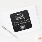 雪の結晶がやってくる！ベイビーシャワーのお祝い スクエアシール (封筒)