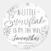 雪の結晶がベビーシャワーの途中にある ラウンドシール (正面)