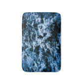 雪の結晶が舞う冬のクリスマスツリー バスマット (正面縦)