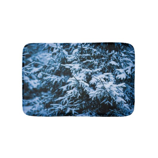 雪の結晶が舞う冬のクリスマスツリー バスマット (正面)