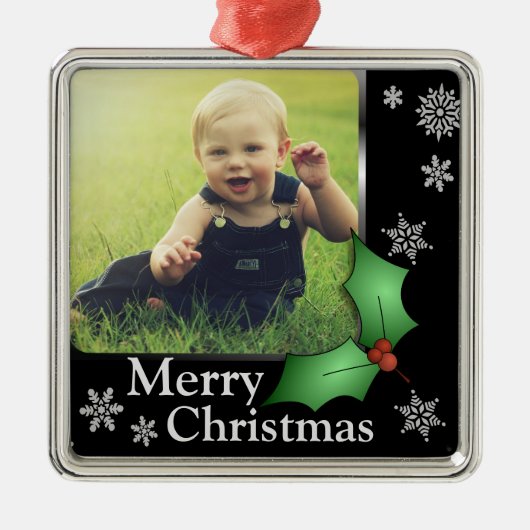 雪の結晶とホリーの黒い写真エレガント メタルオーナメント (正面)