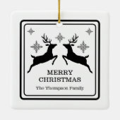 雪の結晶のクリスマスと黒と白のトナカイ セラミックオーナメント (裏面)