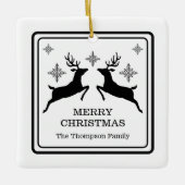 雪の結晶のクリスマスと黒と白のトナカイ セラミックオーナメント (正面)