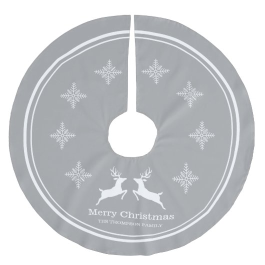 雪の結晶のクリスマスを持つ灰色と白のトナカイ ブラッシュドポリエステルツリースカート (正面)