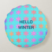 雪の結晶のパターン こんにちは冬 タイポグラフィー 青 ラウンドクッション (裏面)