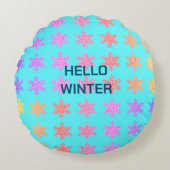雪の結晶のパターン こんにちは 冬 タイポグラフィー 青 ラウンドクッション (正面)