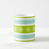 雪の結晶を使ったクリスマスグリーンとブルーのストライプ コーヒーマグカップ (中央)