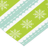 雪の結晶を使ったクリスマスグリーンとブルーのストライプ ショートテーブルランナー (コーナー)