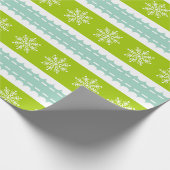 雪の結晶を使ったクリスマスグリーンとブルーのストライプ ラッピングペーパー (角)