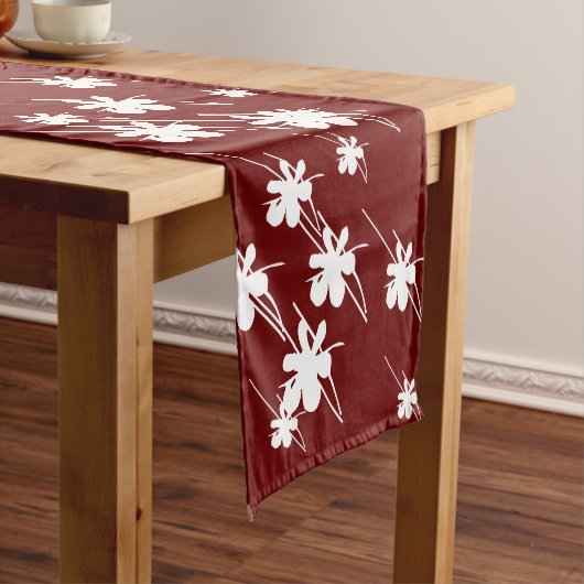 雪の結晶バーガンディのマルーンの白 ショートテーブルランナー (インサイチュ)