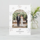雪の結晶ホリデー新婚夫婦アーチ写真クリスマス シーズンカード (スタンド正面)