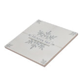 雪の結晶模様の青と白のホリデー カスタムネーム タイル (側面)