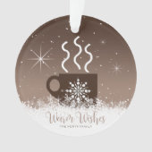 雪の縁取り付きの蒸し立てホットドリンクのマグカップ ブラウン ID595 オーナメント (正面)