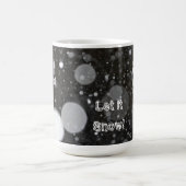 雪の背景で雪を降らせる コーヒーマグカップ (中央)