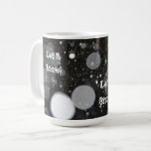 雪の背景で雪を降らせる コーヒーマグカップ (正面左)
