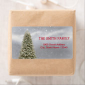 雪の背景を持つクリスマスツリー ラベル (インサイチュ)