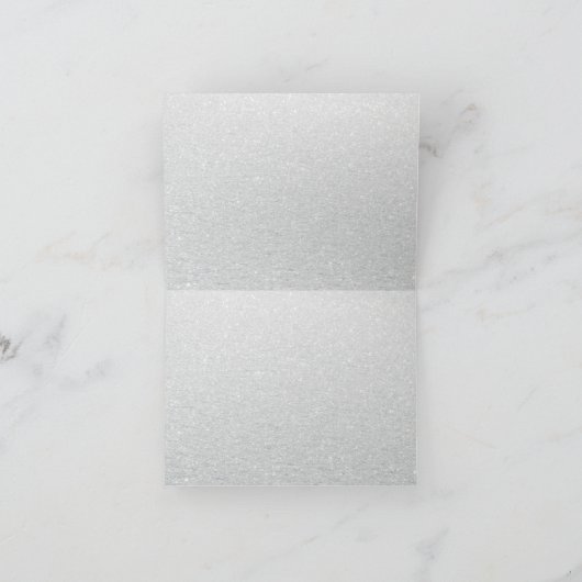 雪の茂みの下のスノーシューのウサギ シーズンカード (内部)