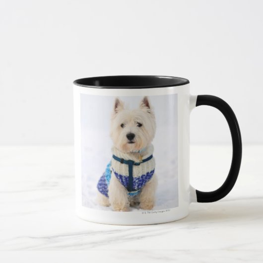 雪の衣服の白い犬 マグカップ (右)
