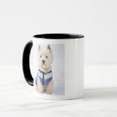 雪の衣服の白い犬 マグカップ (正面左)