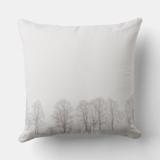 雪の装飾用クッションの冬の不毛の木 クッション (裏面)