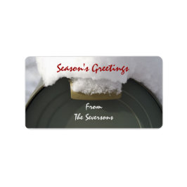 雪の覆われたメールボックスのクリスマスギフトタグ ラベル