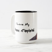 雪の豪華なジャーマン・シェパード ツートーンマグカップ (正面左)