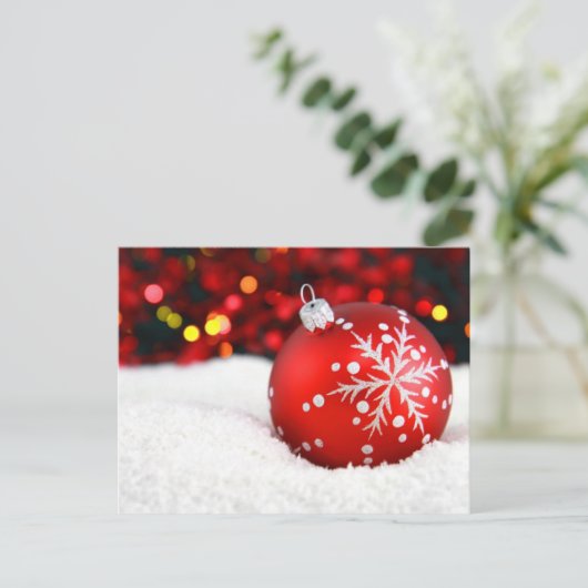 雪の赤いクリスマスの飾り ポストカード (スタンド正面)
