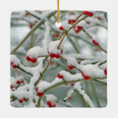 雪の赤い果実の冬のシーン セラミックオーナメント (裏面)