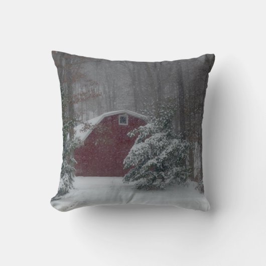 雪の赤い納屋の枕 クッション (正面)