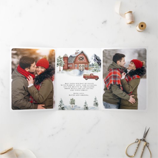 雪の赤い納屋の森の写真コラージクリスマス 三つ折りクリスマスカード (内部)