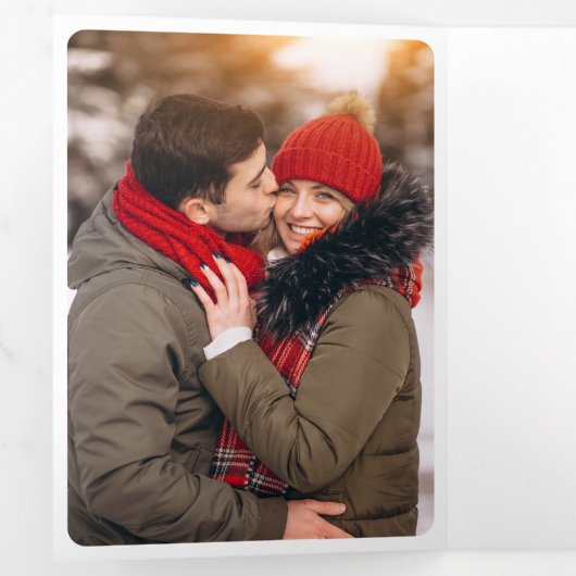 雪の赤い納屋の森の写真コラージクリスマス 三つ折りクリスマスカード (内部最初)