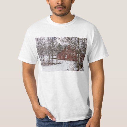 雪の赤い納屋 Tシャツ (正面)