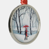 雪の赤の傘のロマンチックなカップルの踊り メタルオーナメント (右)