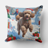 雪の走プードルのクリスマス帽子 クッション (正面)