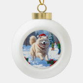 雪の走中のサモエイのクリスマス帽子 セラミックボールオーナメント (正面)