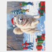 雪の走中のサモエイのクリスマス帽子 フリースブランケット (正面)