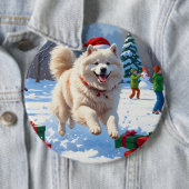 雪の走中のサモエイのクリスマス帽子 缶バッジ (インサイチュ)