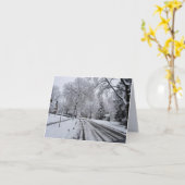 雪の通りパインの木が冬の風景 カード (黄色い花)