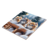雪の遊ポートレートポーズの猫たち タイル (側面)