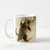 雪の遊中の猫のクリスマスマグ コーヒーマグカップ (左)