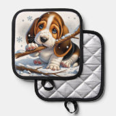 雪の遊冬のシーンでステッキを持つ子犬の様子 鍋敷き (正面/裏面)