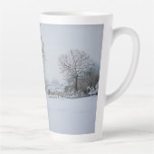 雪の遊風景の中で犬の カフェラテマグ (右)